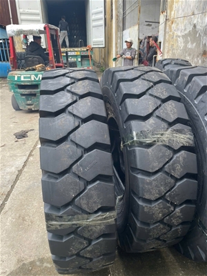 Lien An JSC | Giao lốp techking 14.00-24 GK899C 32PR TT lắp cho cẩu bờ cảng biển miền trung.