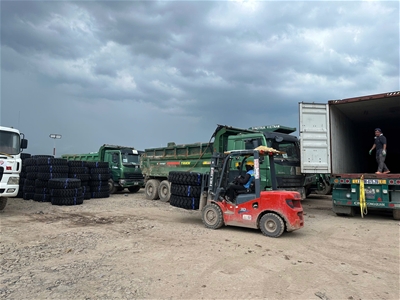 LIEN AN JSC| Bàn giao 02 cont (210 bộ) lốp xe tải mỏ hiệu Techking ETRT9 14.00R25 cho dự án Hạ Long Xanh.