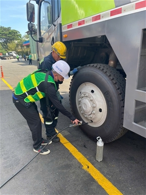LIEN AN JSC | Kiểm tra việc sử dụng lốp cẩu thuỷ lực TECHKING CRANE M1,325/95R24 (12.00R24) tại cảng biển.